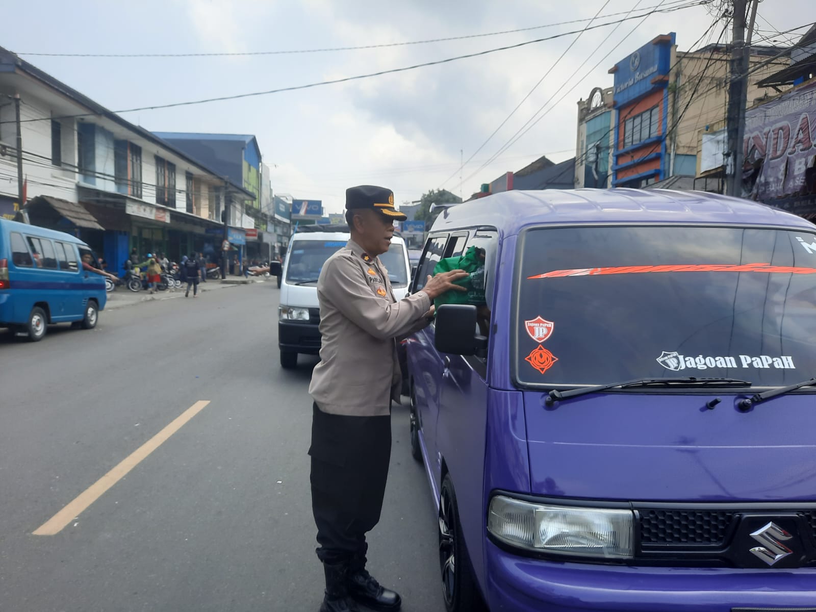 Polsek Cicurug Bagikan Puluhan Paket Sembako Kepada Tukang Ojek dan Sopir Angkot