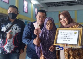 Desa Cisaat Bagikan Bantuan Langsung Tunai Dana Desa Tahap ke VI Tahun 2022
