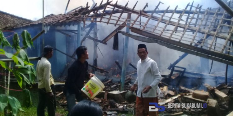Diduga Akibat Korsleting Listrik, Sebuah Rumah di Cicantayan Diamuk si Jago Merah