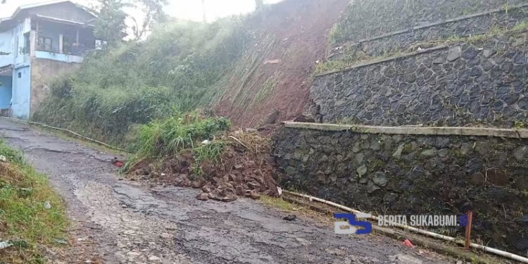 Akibat Hujan Deras, Tebing Setinggi 10 Meter di Perum BCA Mekarsari Ambruk