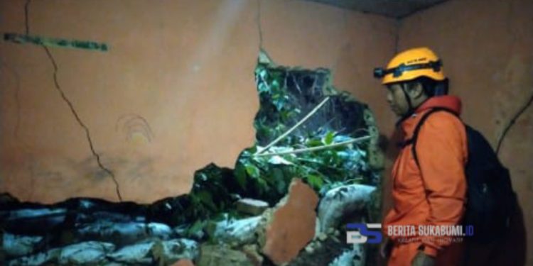 Waduh!! Dinding Kamar Rumah Warga di Desa Nyangkowek Jebol, Penyebabnya?