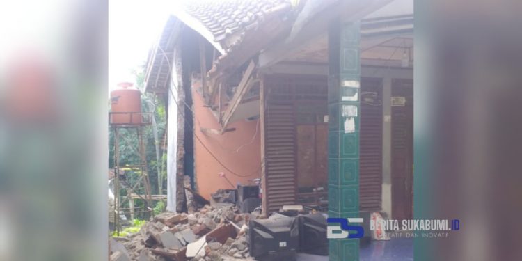 Akibat Pergerakan Tanah di Palabuhanratu, Sebuah Rumah Warga Ambruk