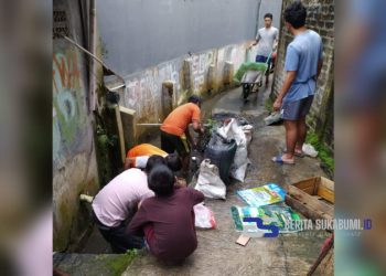 Cegah Terjadi Banjir di Kemudian Hari, Warga Kebon Cau Cicurug Keruk Saluran Air