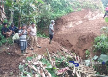Lapuk Dimakan Usia, Jembatan Penghubung Dua Kampung di Parungkuda Ambruk