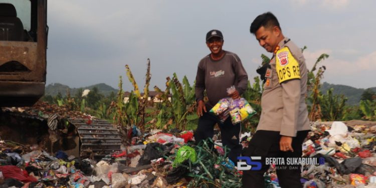 Para Pemungut Sampah Dapat Berkah dari Kapolres Sukabumi di HUT Bhayangkara