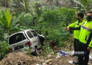 Waduh! Mobil Daihatsu Zebra Terjun ke Jurang di Jalan Bantargadung