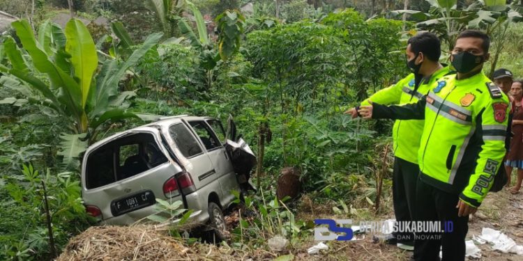 Waduh! Mobil Daihatsu Zebra Terjun ke Jurang di Jalan Bantargadung