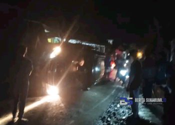 Brukkk!! Mobil Toyota Alphard Seruduk Rumah di Kalapanunggal