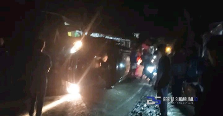 Brukkk!! Mobil Toyota Alphard Seruduk Rumah di Kalapanunggal