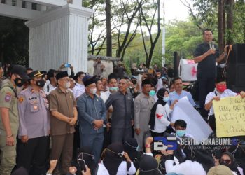 Polisi Kawal Aksi Ribuan Honorer ke Kantor DPRD Kabupaten Sukabumi