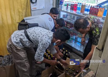 Jelang Idul Adha, Polsek Cicurug Berhasil Menyita Ratusan Botol Minuman Keras
