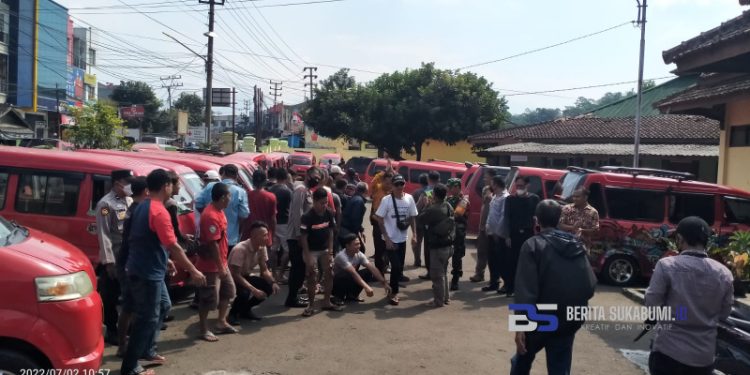 Dilarang Ngetem di Terminal Bayangan, Sopir Angkot Parungkuda-Gunungendut Unjuk Rasa