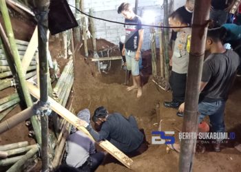 Nahas!! Tiga Pekerja Bangunan Tertimbun Longsor di Girijaya, Satu Selamat Dua Masih Dievakuasi 