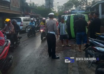 Truk Tronton Bermuatan Air Mineral Tabrakan dengan Truk Bermuatan Pasir di Sukaraja