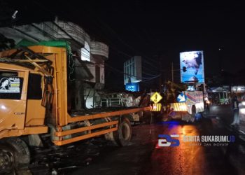 Mobil Truk Tronton yang Menabrak Dua Rumah di Cicurug Sudah Dievakuasi Petugas