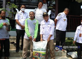 Wabup Sukabumi Berikan Bantuan Kepada Kelompok Tani Binaan untuk Tingkatkan Produktivitas Lahan