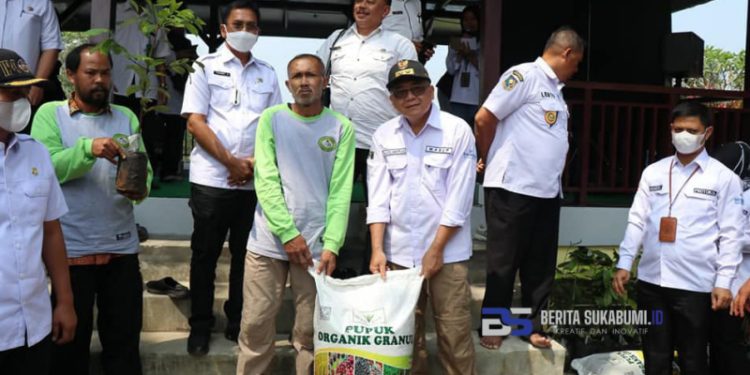 Wabup Sukabumi Berikan Bantuan Kepada Kelompok Tani Binaan untuk Tingkatkan Produktivitas Lahan