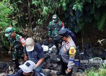 Hebat!! Warga Desa Cijengkol Bangun TPT Secara Gotong Royong