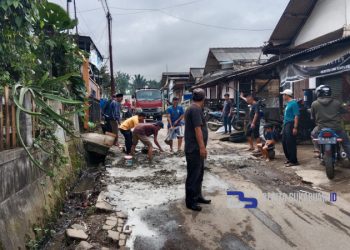 Tak Kunjung Diperbaiki, Ruas Jalan Kabupaten di Sukabumi Utara Akhirnya Diperbaiki Warga Kampung Manggis