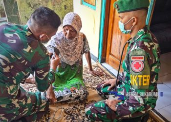 Secara Door to door, Yonif 310 Lakukan Pengobatan Gratis Kepada Warga di Warungkiara