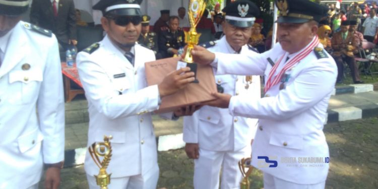 Lunas PBB, Desa Bangbayang Mendapatkan Penghargaan Saat Peringatan HUT RI