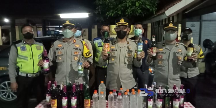 KRYD Polsek Rayon Utara 1 Polres Sukabumi, Berhasil Sita Puluhan Botol Miras
