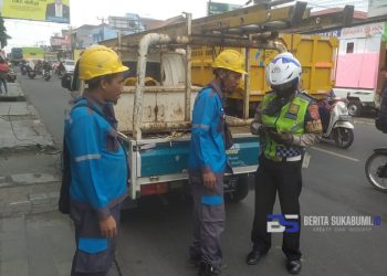 Kabel Listrik Terseret Mobil Box, Pertokoan di Cicurug Sempat Mati Lampu