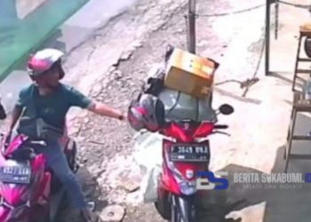 Aksi Maling Helm di Parungkuda Terekam Kamera Pengawas CCTV