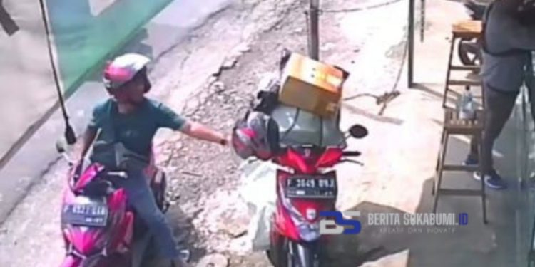 Aksi Maling Helm di Parungkuda Terekam Kamera Pengawas CCTV
