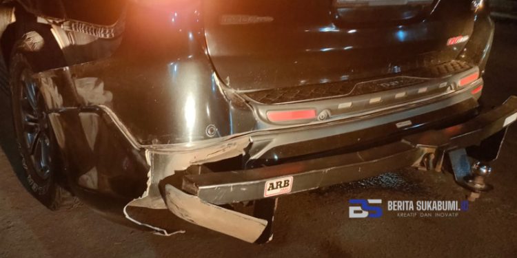Mobil Fortuner Terserempet Truk Tronton Pengangkut AMDK di Cibadak