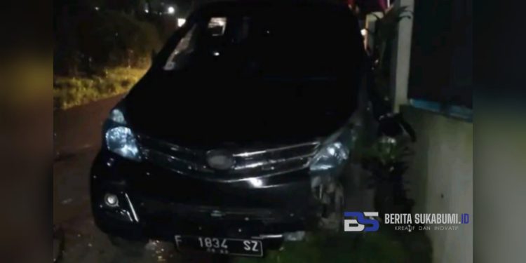 Mobil Avanza Tabrak Rumah di Kalapanunggal