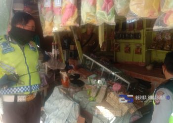 Lupa Rem Tangan, Truk Tronton Bermuatan Semen Seruduk Warung di Cicurug
