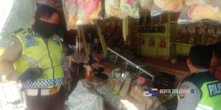 Lupa Rem Tangan, Truk Tronton Bermuatan Semen Seruduk Warung di Cicurug