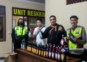 Polsek Parungkuda Sita Puluhan Botol Miras