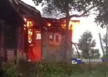 Diduga Akibat Puntung Rokok, Bale Tempat Kumpul Warga di Cicurug Hangus Terbakar