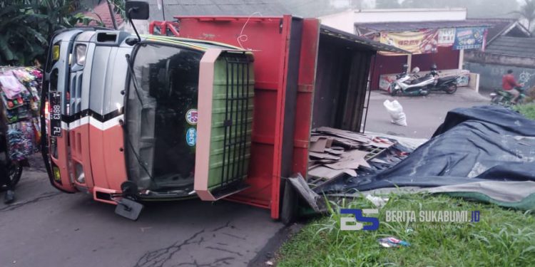 Diduga Akibat Jalan Rusak, Sebuah Truk Bermuatan Karton Terguling di Nagrak