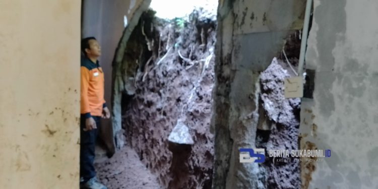 Dinding Kamar Rumah Warga di Desa Cisaat Jebol, Ini Penyebabnya