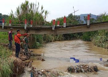 Jembatan Penghubung Dua Desa di Gegerbitung Nyaris Ambruk, Tiang Penyangganya Patah