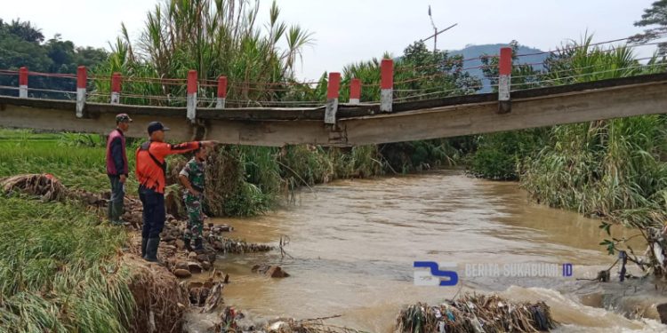 Jembatan Penghubung Dua Desa di Gegerbitung Nyaris Ambruk, Tiang Penyangganya Patah
