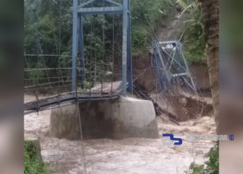 Jembatan Gantung di Bantargadung Ambruk Akibat Debit Air di Sungai Cigadung Meningkat