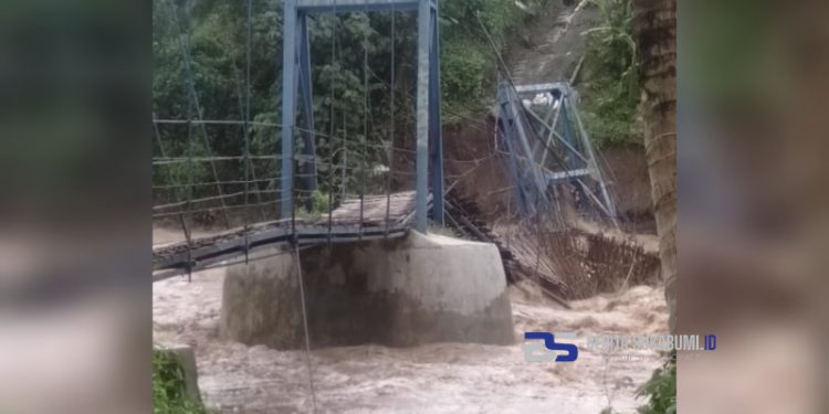 Jembatan Gantung di Bantargadung Ambruk Akibat Debit Air di Sungai Cigadung Meningkat