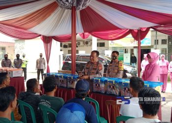 Kapolda Jabar Berikan Bantuan Sembako dan SIM Gratis Kepada Puluhan Sopir Angkot Cidahu