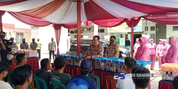 Kapolda Jabar Berikan Bantuan Sembako dan SIM Gratis Kepada Puluhan Sopir Angkot Cidahu