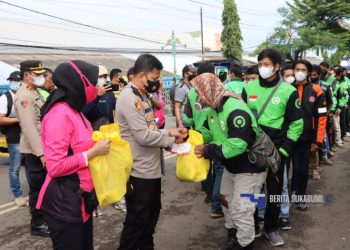 Sopir Angkot dan Ojol di Palabuhanratu Merasa Senang Saat Diberi Paket Sembako oleh Kapolres Sukabumi