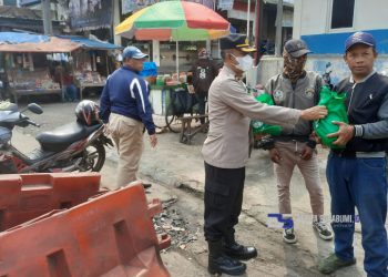 Polsek Cicurug Bagikan Puluhan Paket Sembako Kepada Tukang Ojek dan Sopir Angkot