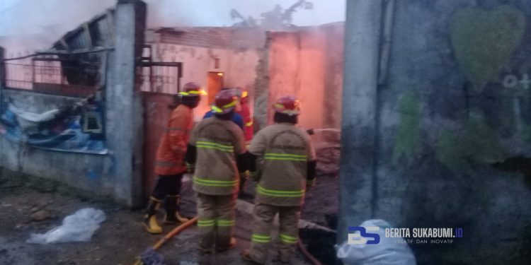 Gudang Kasur di Gunungguruh Hangus Dilalap Si Jago Merah