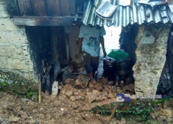 Diguyur Hujan Deras, TPT Ambruk Hingga Menjebolkan Dinding Dapur Rumah Warga di Kutajaya Cicurug