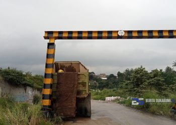 Waduh!! Bak Mobil Truk Tronton Mengenai Portal di Jalan Alternatif Tenjoayu
