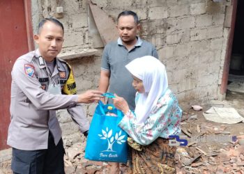 Polsek Cicurug Berikan Paket Sembako Kepada Warga yang Dapur Rumahnya Roboh di Desa Tenjolaya