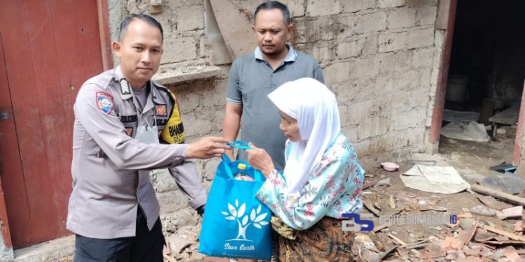 Polsek Cicurug Berikan Paket Sembako Kepada Warga yang Dapur Rumahnya Roboh di Desa Tenjolaya